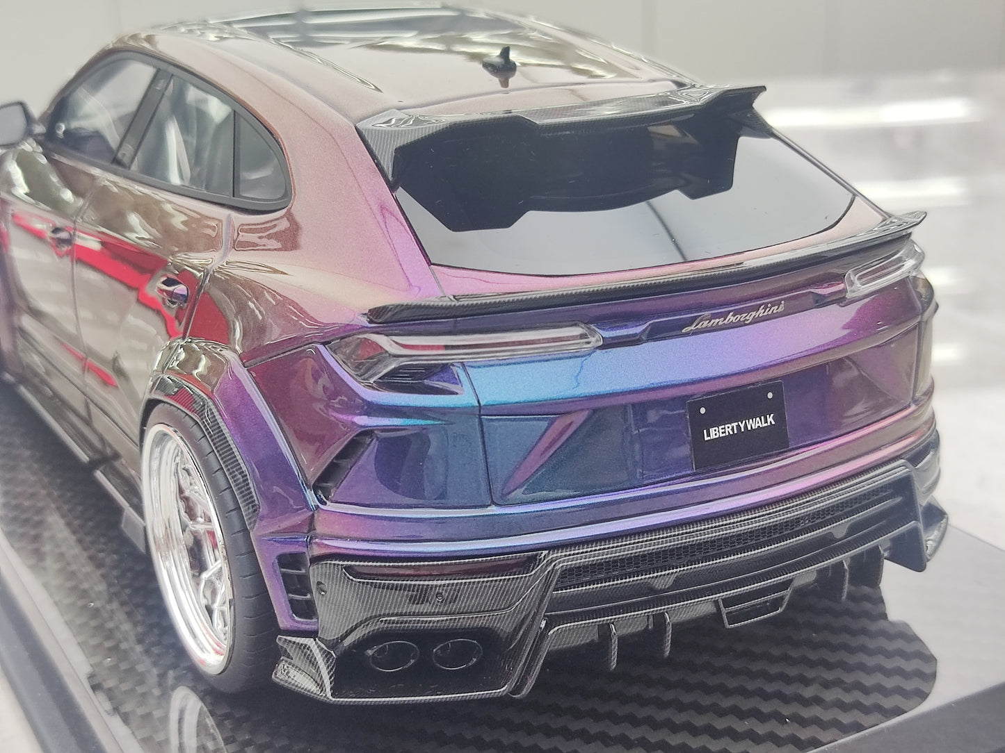 UU 1/18 Lamborghini URUS Color-Changing Purple Resin Car Model JS-UU010