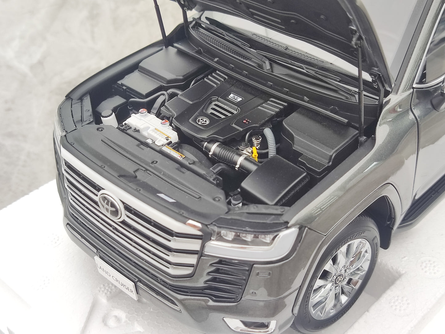 LCD 1/18 Toyota Land Cruiser LC300 ZX Griza Diecast-Modelaŭto LCD111