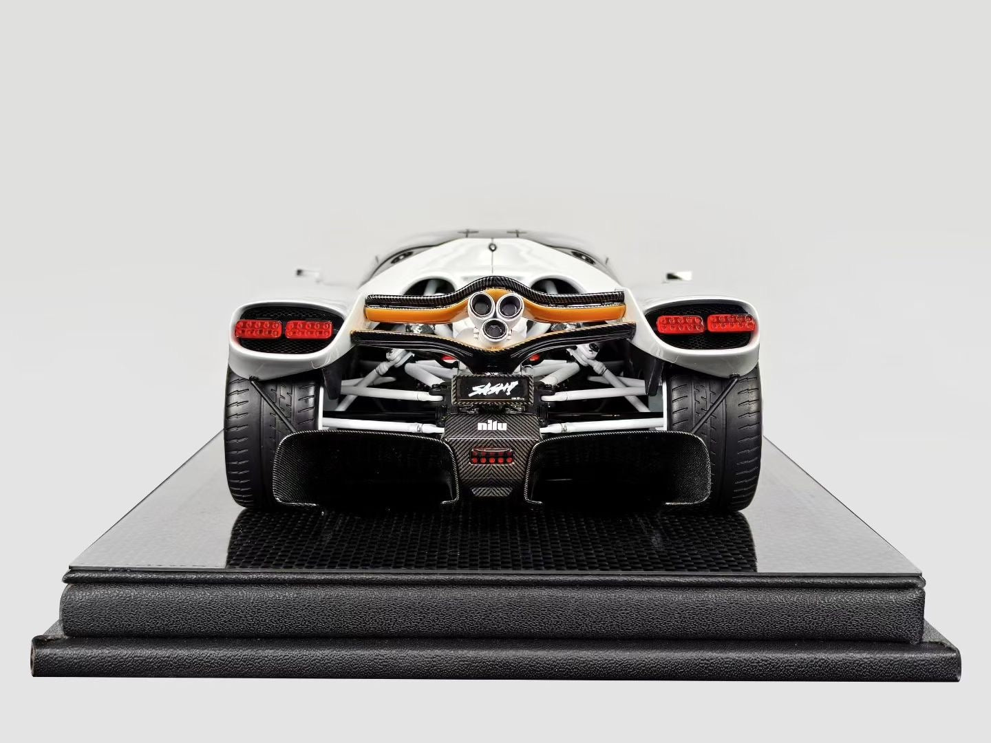 Frontiart 1/18 Nilu27 White Limited Edition Simulated Model Car