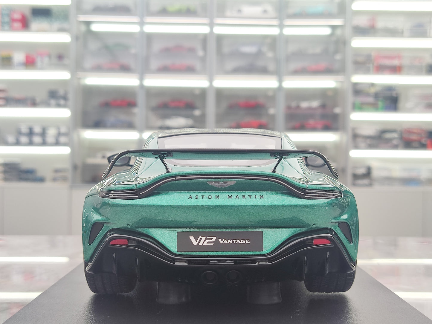 GT Spirit 1/18 Aston Martin V12 VANTAGE Verda Simulada Modelaŭto GT922