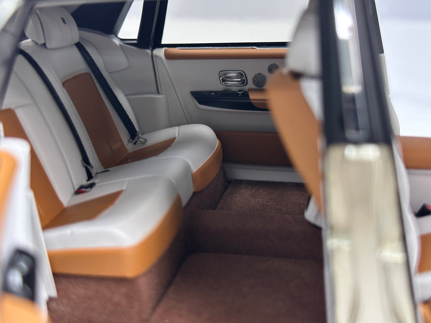 ZP 1/18 Rolls-Royce Phantom VIII (Gold Badge / Leather Suitcase Edition) – Champagne Gold (ZP116)