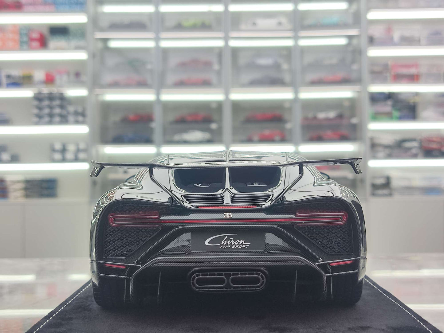 HH Model 1/18 Bugatti Chiron Pur Sport Black Carbon Fiber HH460