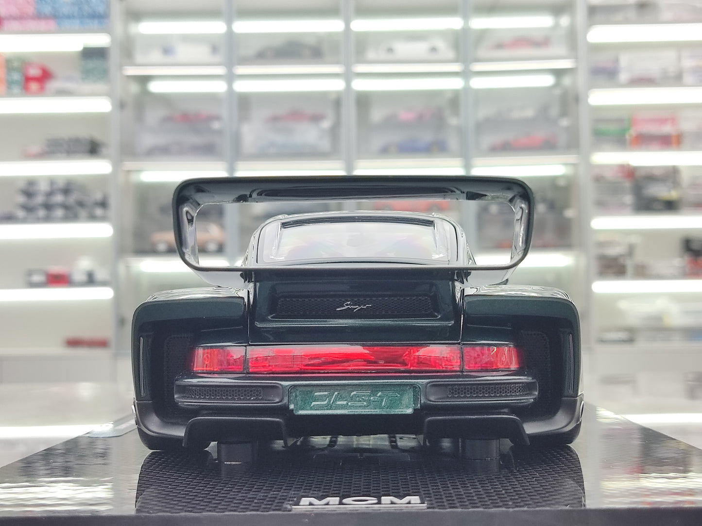 MCM 1/18 Porsche Singer DLS Turbo High Spoiler Carbon Base Dark Green MCM016