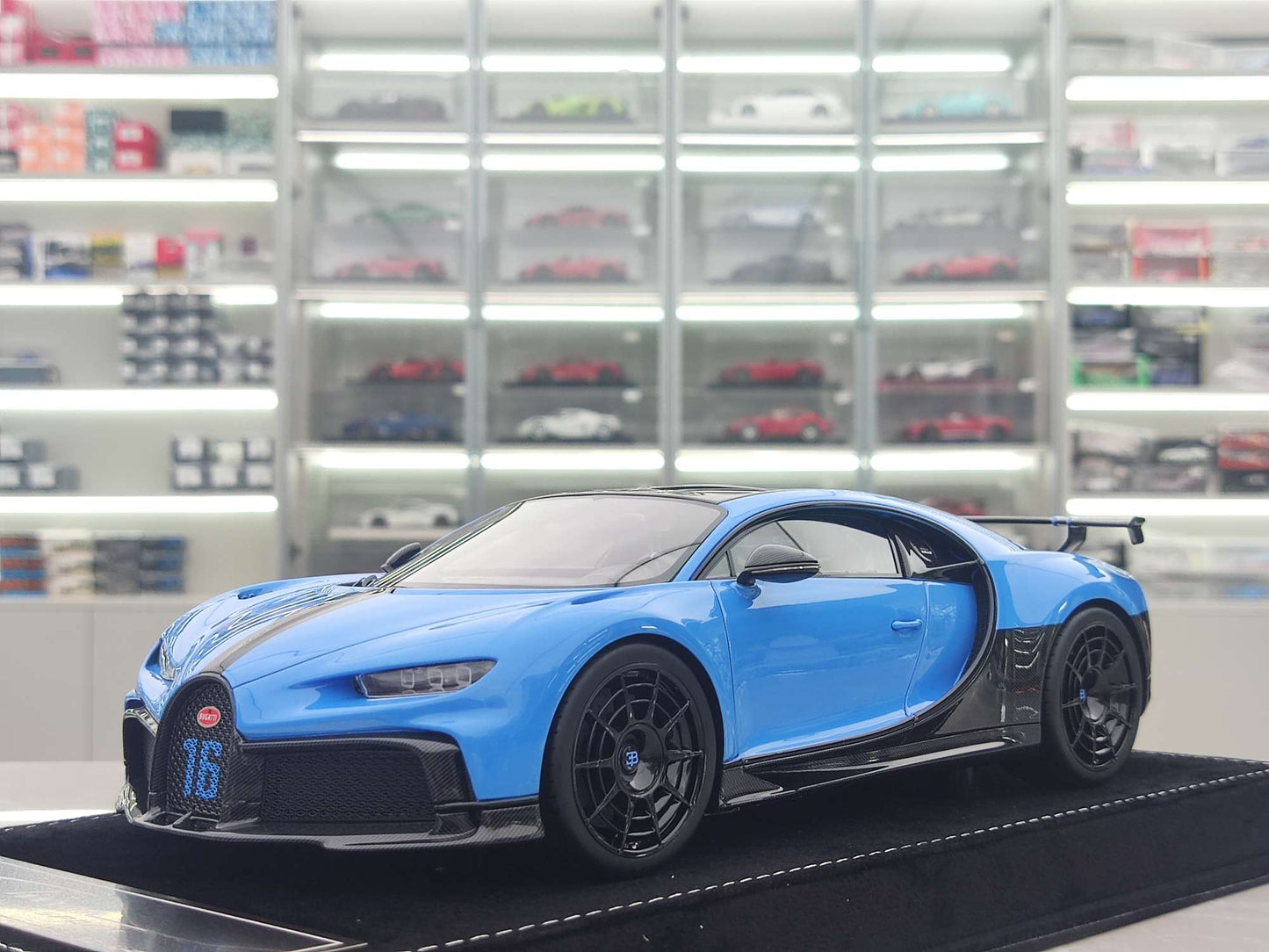HH Model 1/18 Bugatti Chiron Pur Sport Presentation HH455