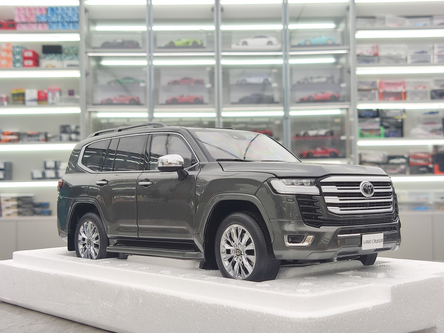 LCD 1/18 Toyota Land Cruiser LC300 ZX Griza Diecast-Modelaŭto LCD111