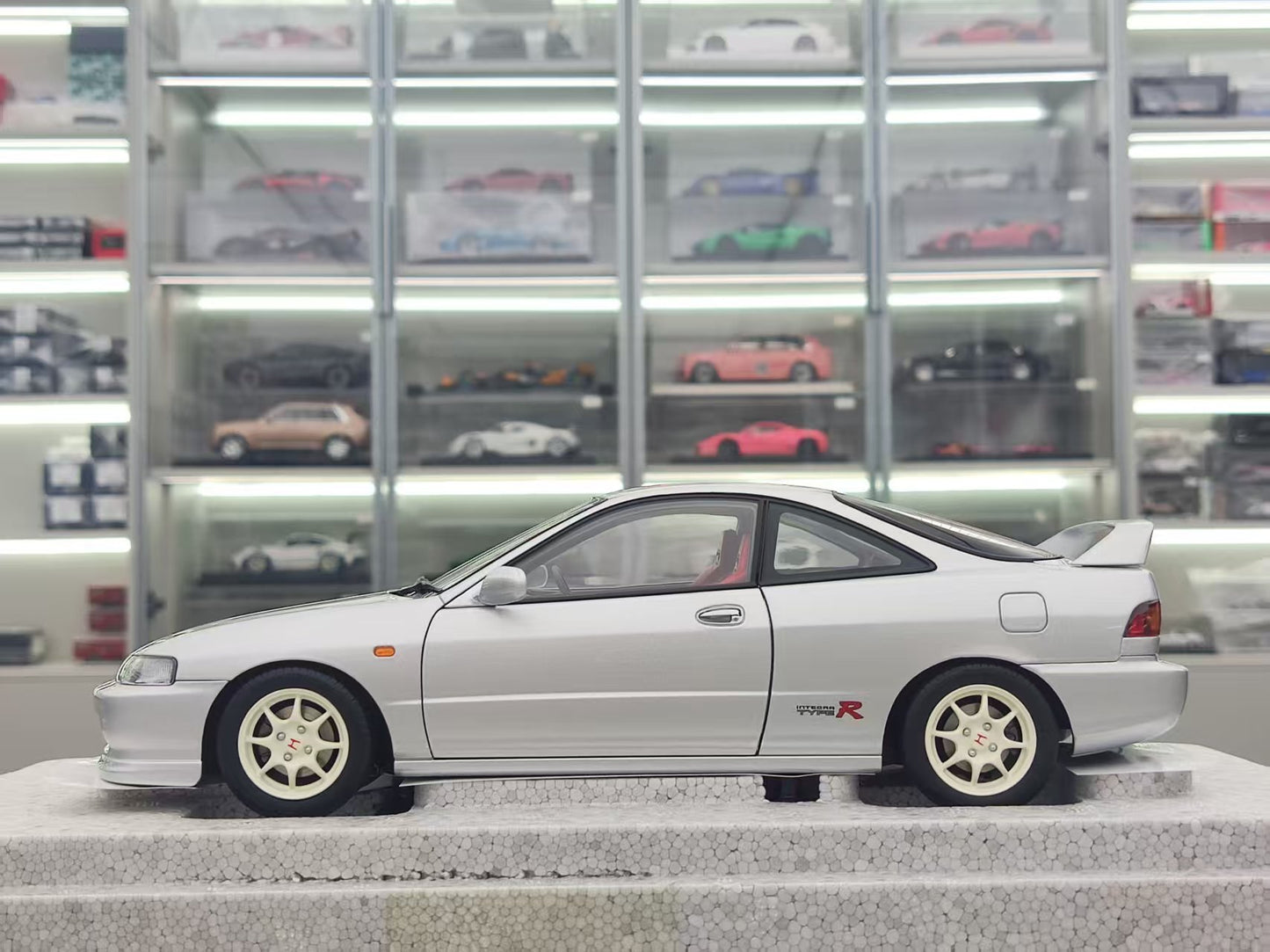 MOTORHELIX 1/18 Honda Integra Type R (DC2) Pre-Facelift Early Edition Fashion Silver MH320