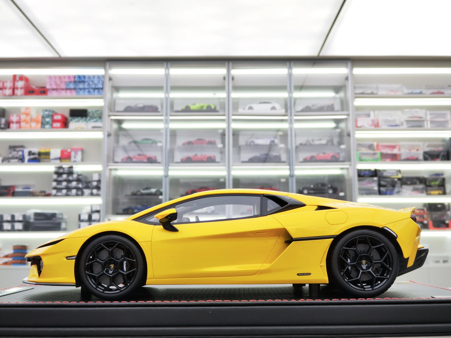 MR 1/18 Lamborghini New Generation Baby Bull Temerario Hardtop Giallo Inti (Indi Yellow) Simulated Car Model LAMBO062E