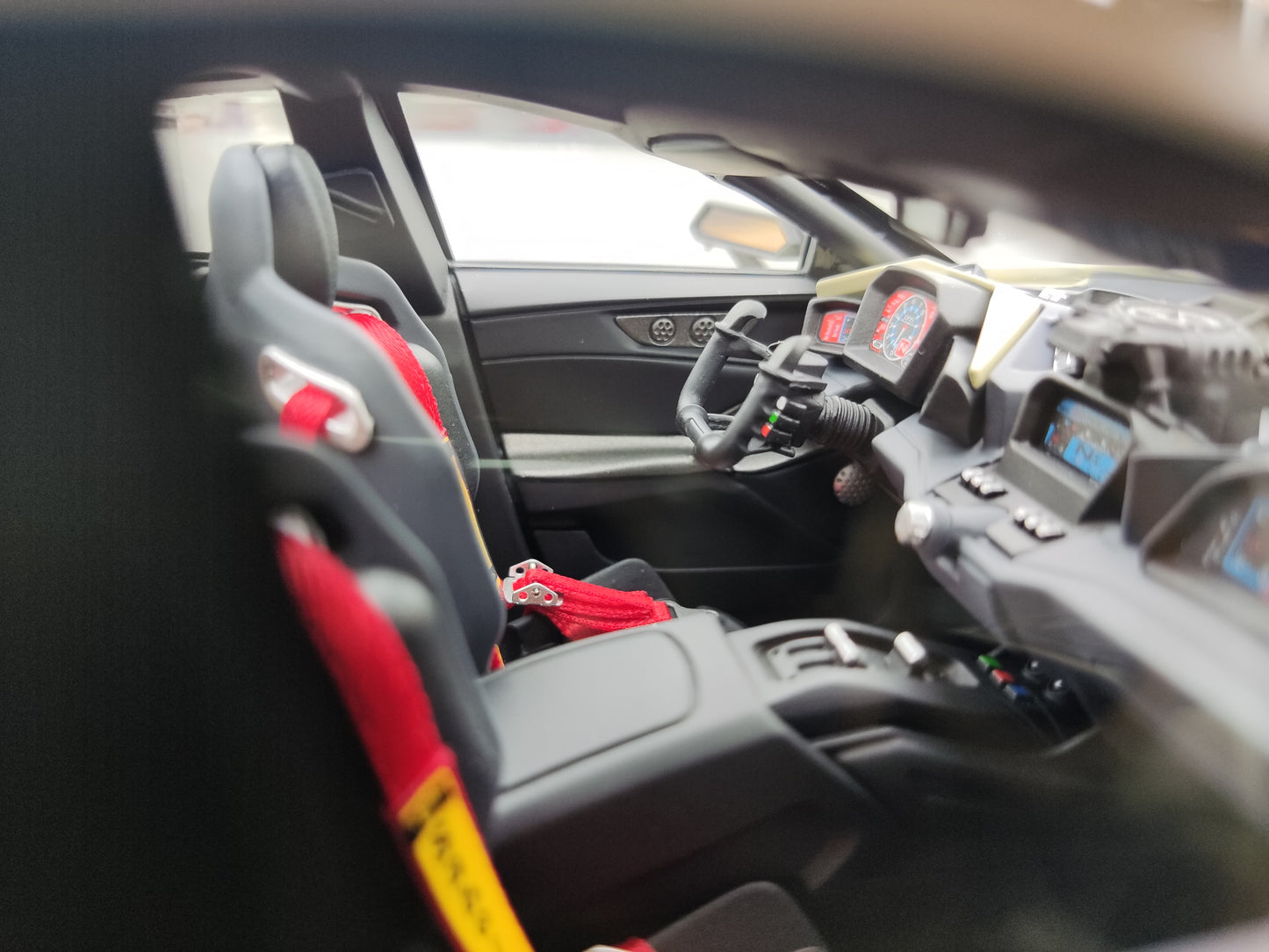 Dreamwalkers 1/18 Ferrari Accompanier D775 Ĉampangriza Limigita Eldono Kolektebla Modelaŭto A-D775-PW02