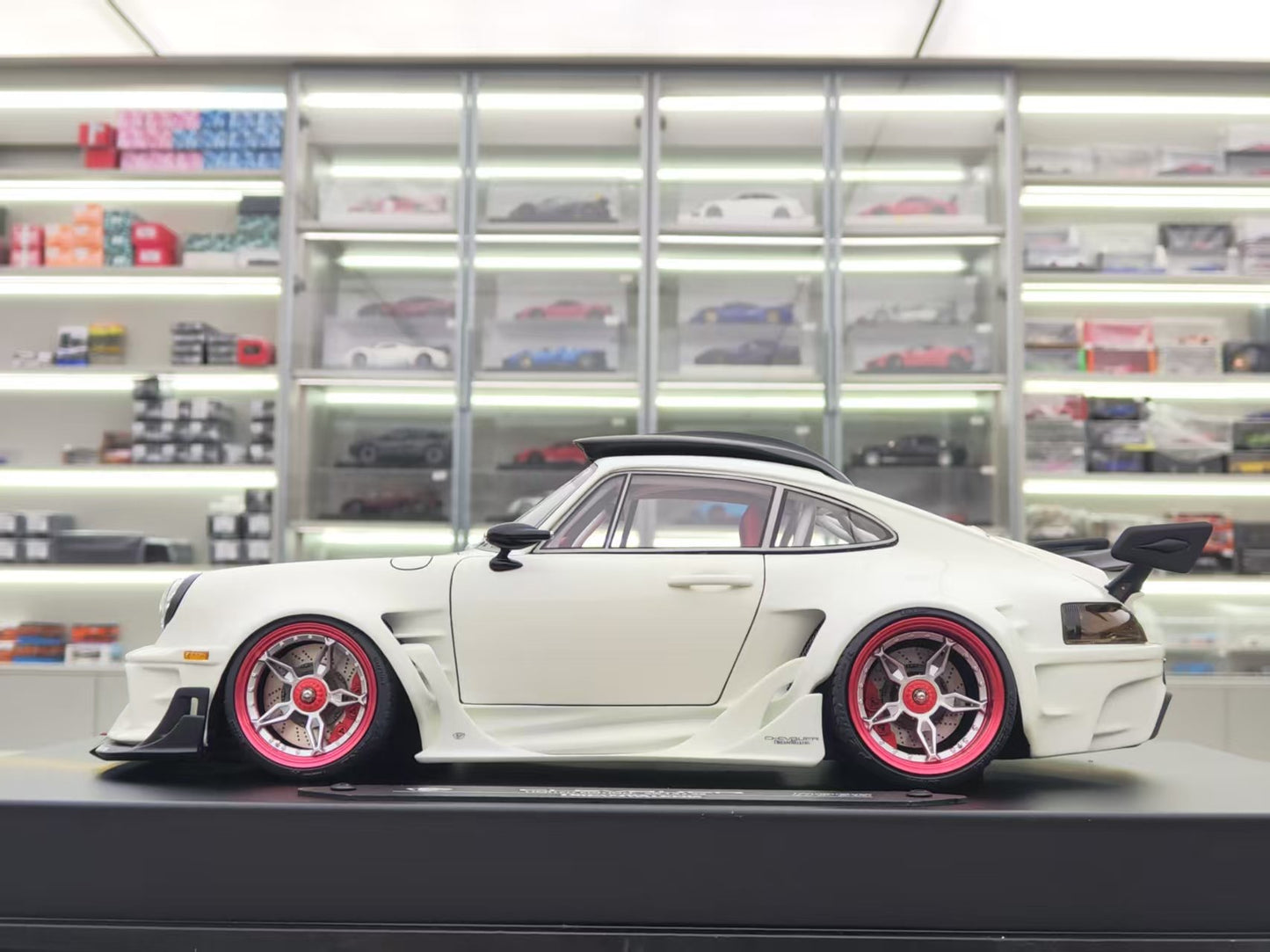 Dreamwallers 1/18 Porsche 911 Modified White Simulated Car Model C-D995-SW01