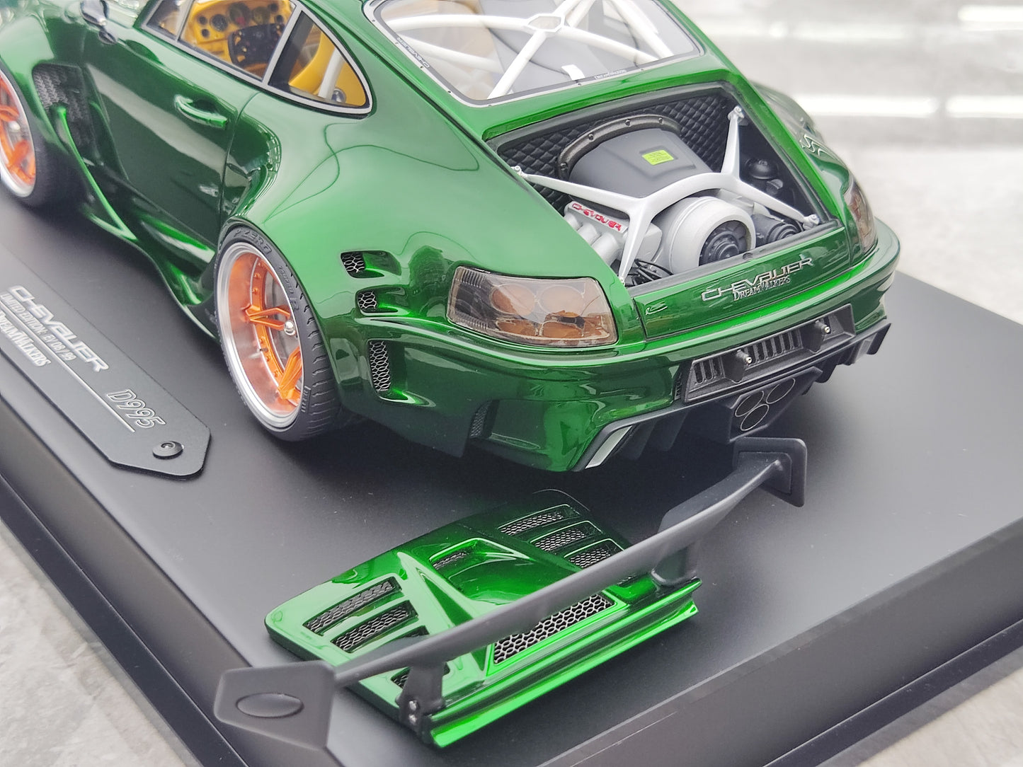 Dreamwalkers 1/18 Porsche CHEVALIER D995 Green Simulated Car Model C-D995-EV01