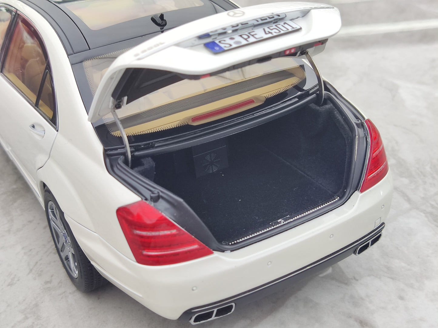 MOTORHELIX 1/18 Mercedes-Benz S-Class S600L (W221) White Alloy Car Model MH308