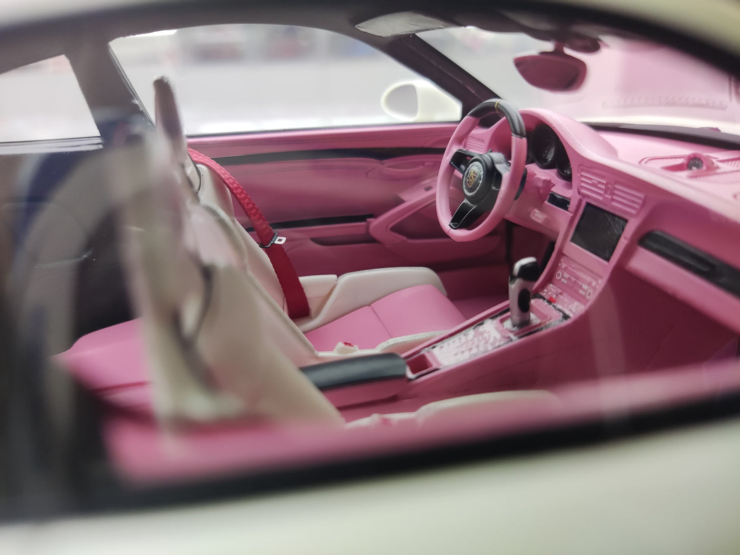 UU 1/18 Porsche 911 GT2 RS Fluorescent Pink Simulated Car Model JS-UU008