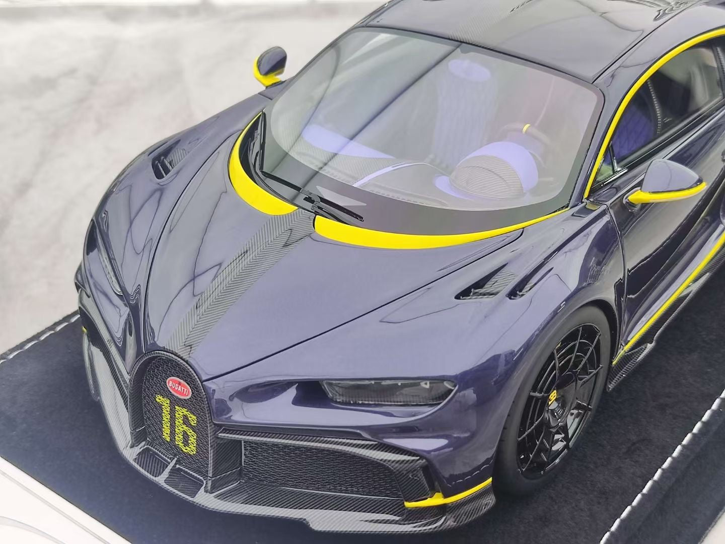 HH Model 1/18 Bugatti Chiron Pur Sport Dark Violet HH456
