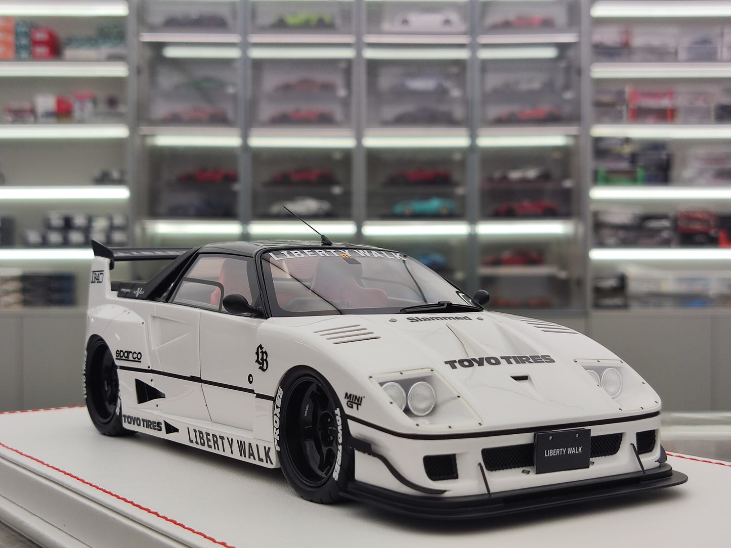 RUNNER 1/18 Ferrari F40 AZ-1 White Limited Edition Model Car JM-RNR017
