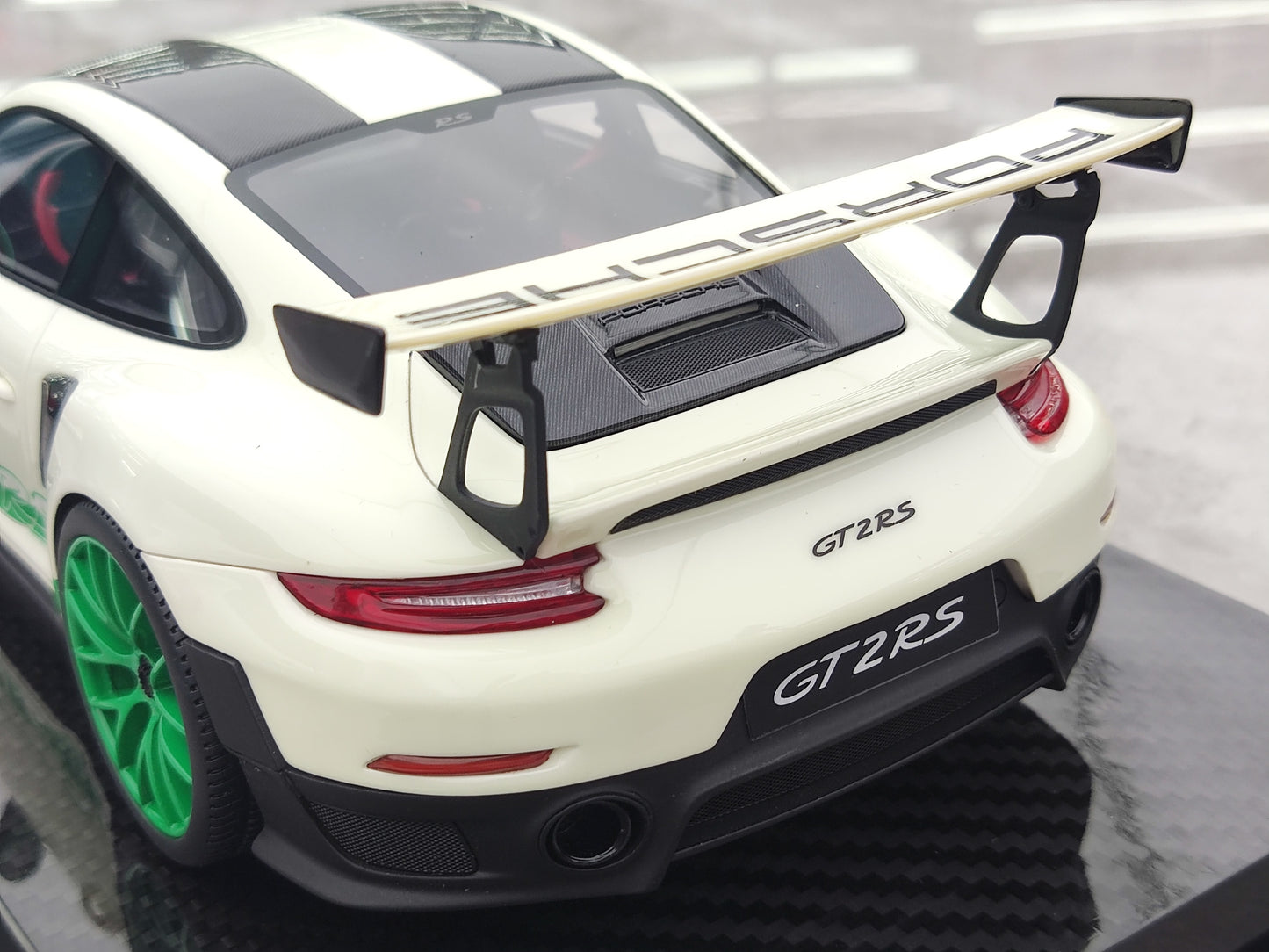 UU 1/18 Porsche 911 GT2 RS Fluorescent Green Simulated Car Model JS-UU007