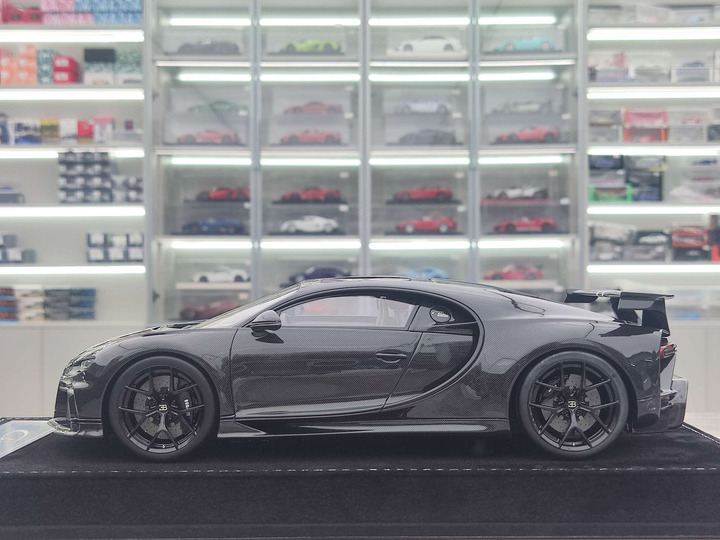 HH Model 1/18 Bugatti Chiron Pur Sport Black Carbon Fiber HH460
