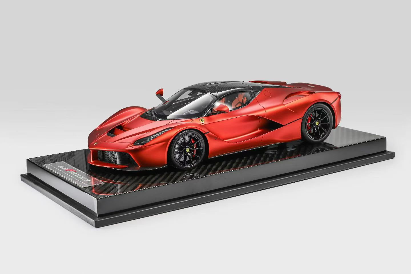 GAVIN and Zigzag Youngster collaborate on a 1/18 scale high-end resin LaFerrari model car.