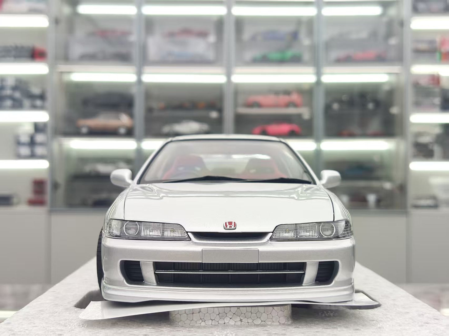 MOTORHELIX 1/18 Honda Integra Type R (DC2) Pre-Facelift Early Edition Fashion Silver MH320