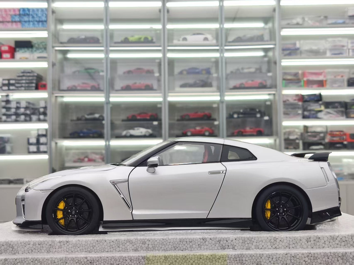 MOTORHELIX 1/18 Nissan GT-R (R35) Track Edition Engineered by NISMO T-Spec, Ultimate Metallic Silver, Car Model MH311