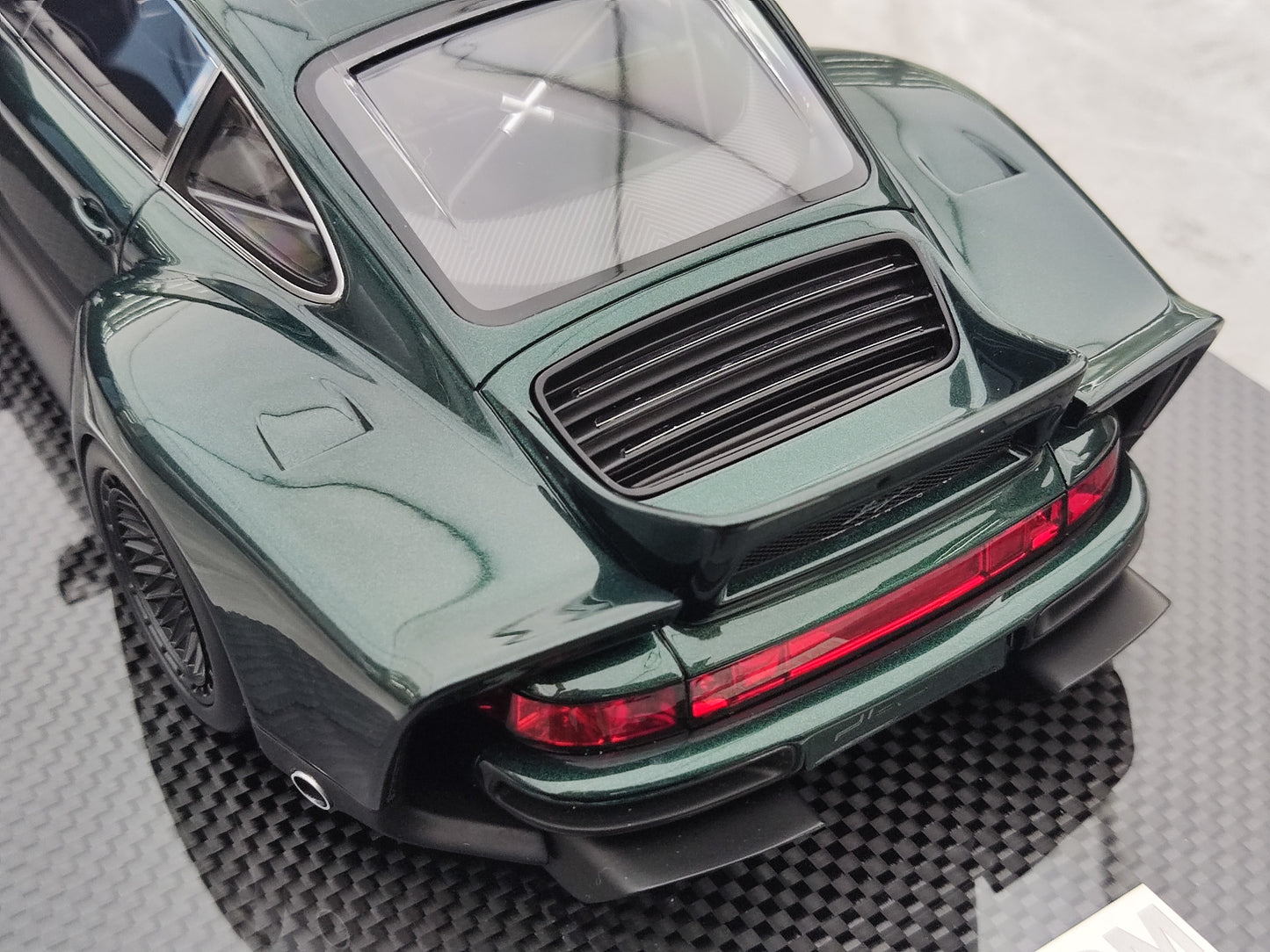 MCM 1/18 Porsche Singer DLS Turbo Low Spoiler Carbon Base Dark Green MCM017