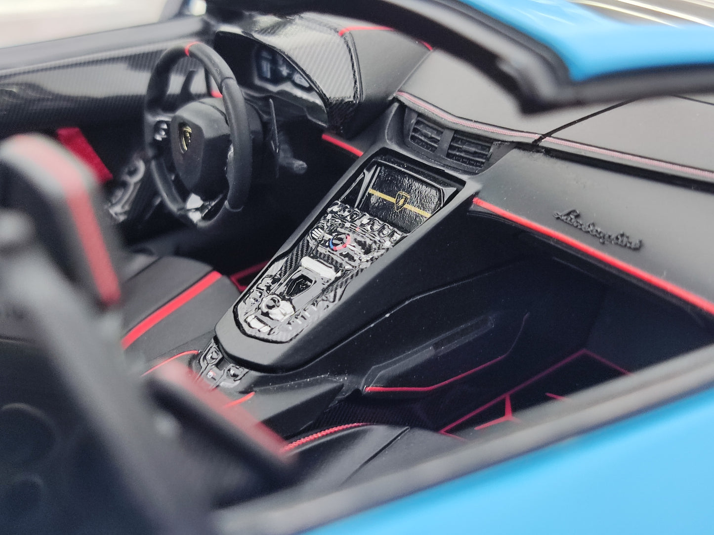 UU 1/18 Lamborghini SVJ Baby Blue UU002