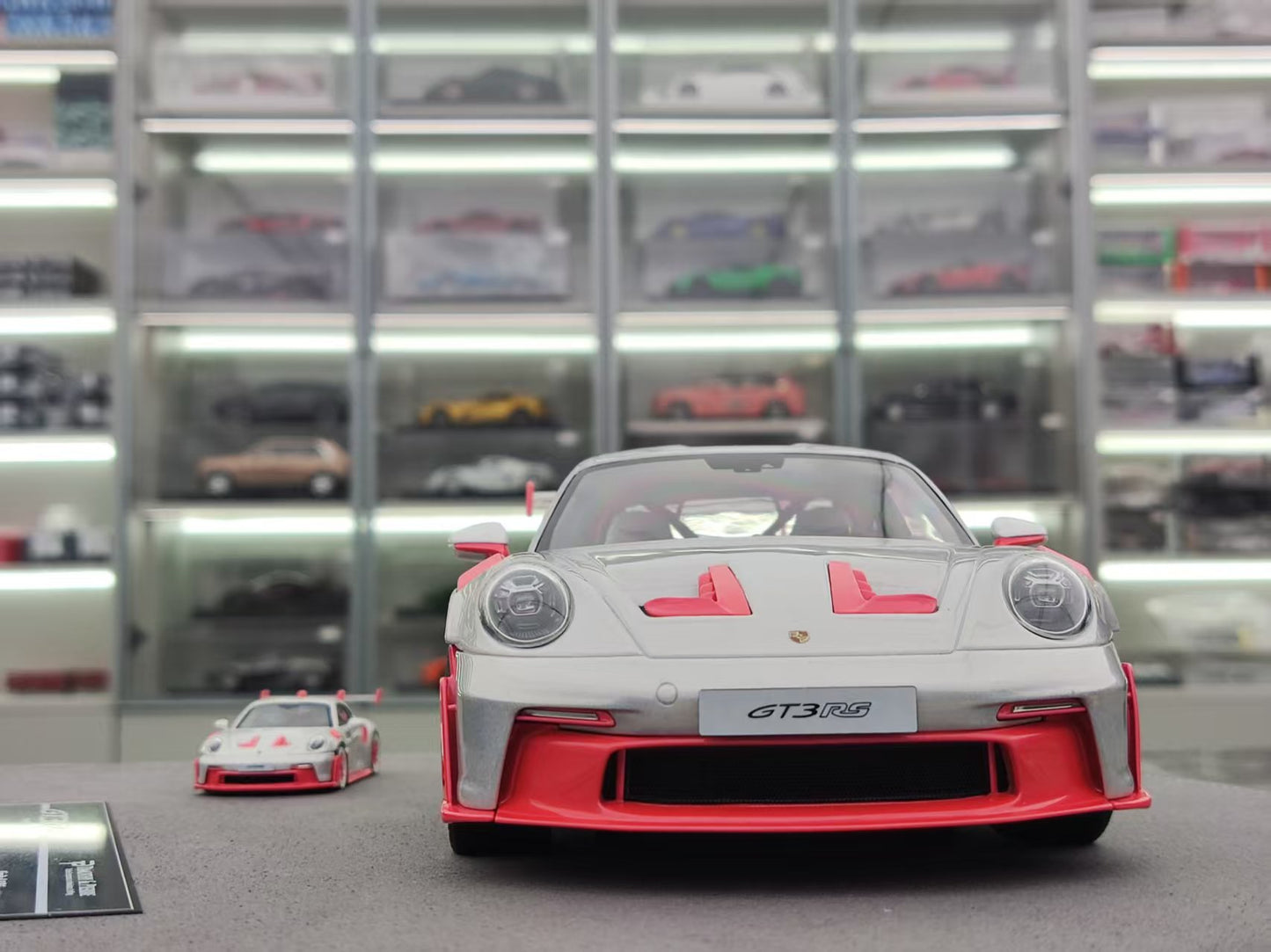 TIMOTHY&PIERRE 1/18 Porsche 911 GT3 RS Sonderwunsch Colorful White/Pink TP186