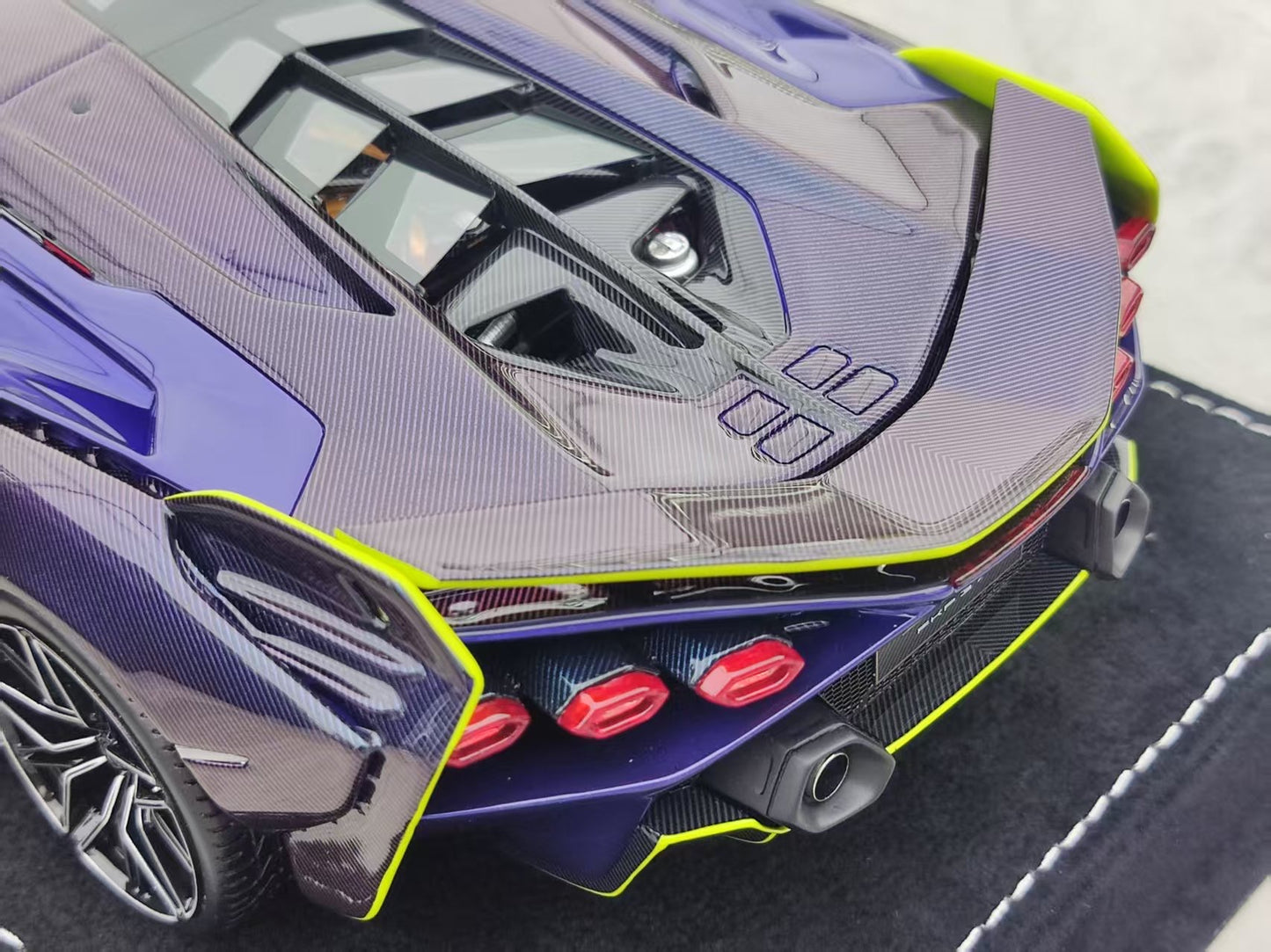 HH Model 1/18 Lamborghini Sian FKP 37 White Purple Gradient HH496