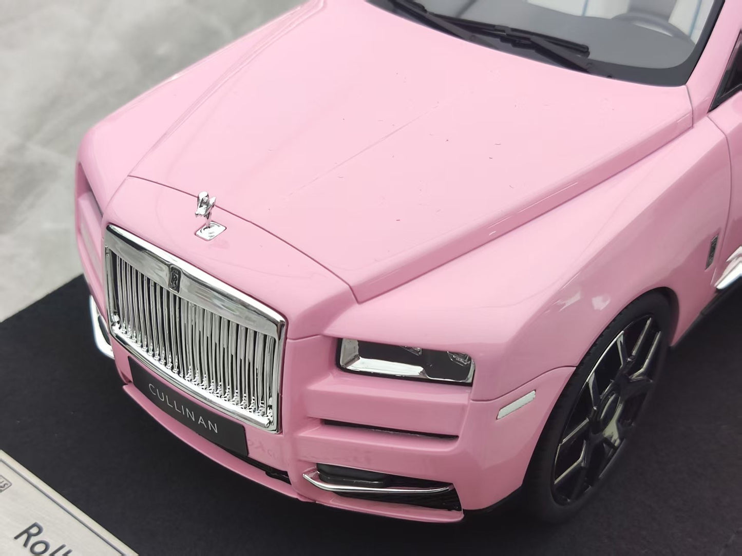 GL 1/18 Rolls-Royce Cullinan Pink and Green Resin Model JS-GL036