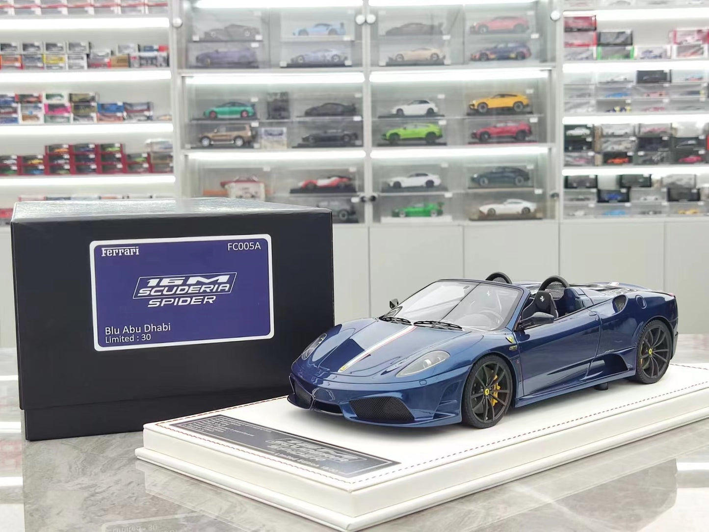 DM 1/18 Ferrari 16M Scuderia – Abu Dhabi Blue White Base (FC005A)