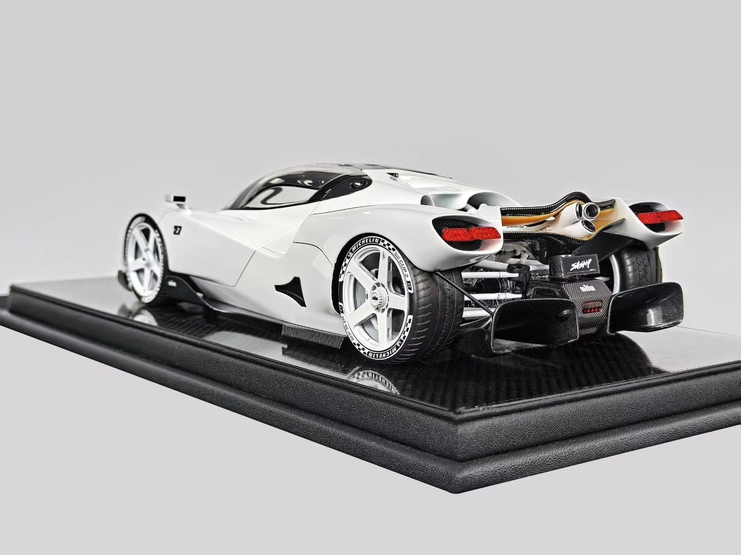 Frontiart 1/18 Nilu27 White Limited Edition Simulated Model Car