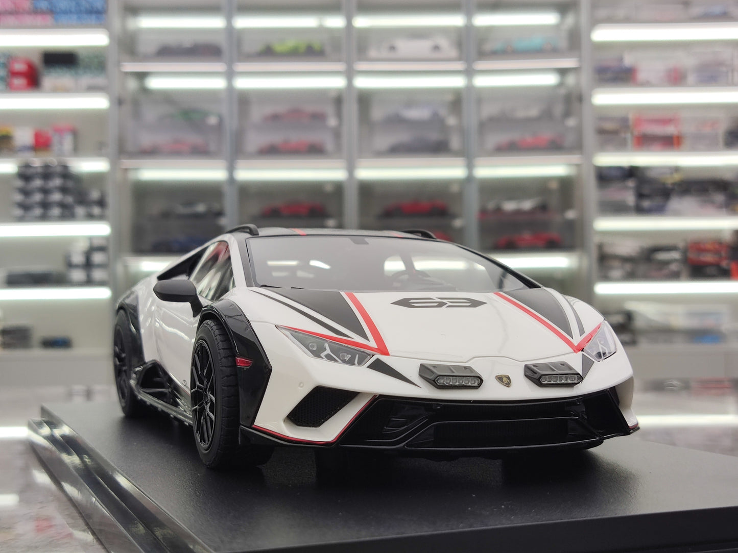 TOPSPEED 1/18 Lamborghini Huracan Sterrato White Car Model TS0610