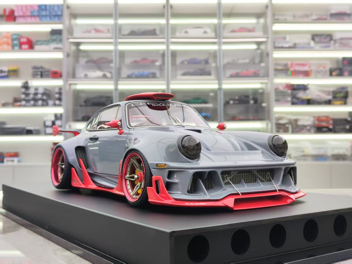 Dreamwallers 1/18 Porsche 911 Modified Grey Simulated Car Model C-D995-RG01