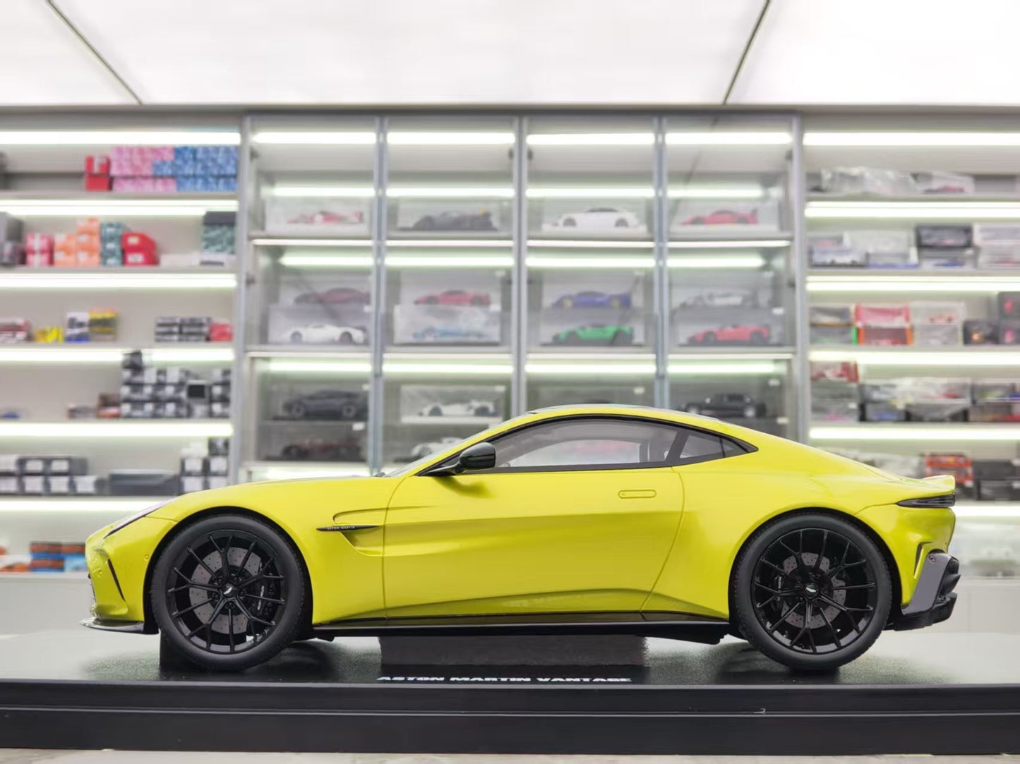 GT SPIRIT 1/18 Aston Martin Vantage Simulation Model Car GT514