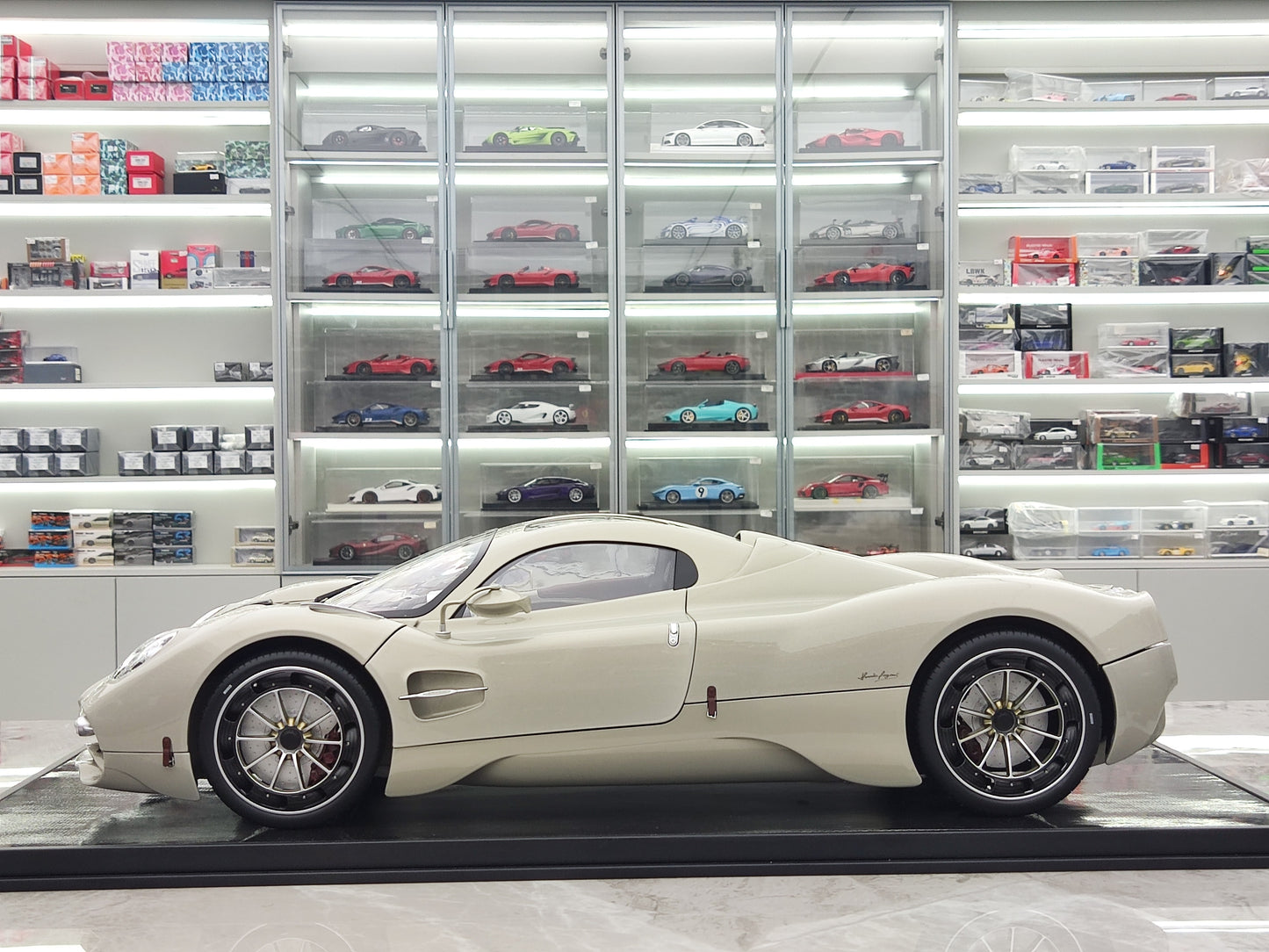 POCHER 1/8 Pagani Utopia Coupé Rinascimento Lucido Pocher Finished Product Release Color Alloy Model Ornaments PC004