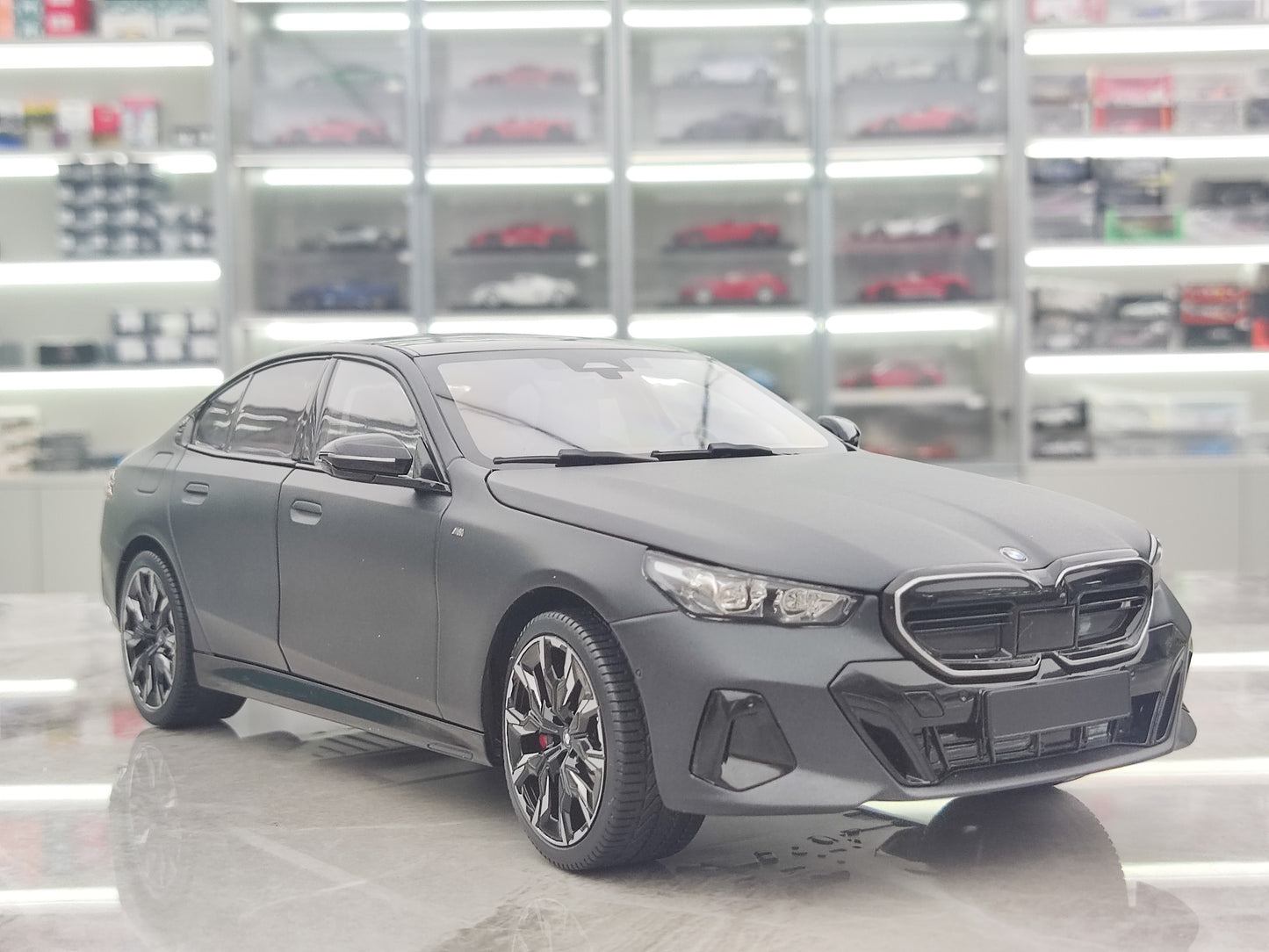 MINICHAMPS 1/18 BMW i5 Metallic Gray Simulation Alloy Car Model 110023401