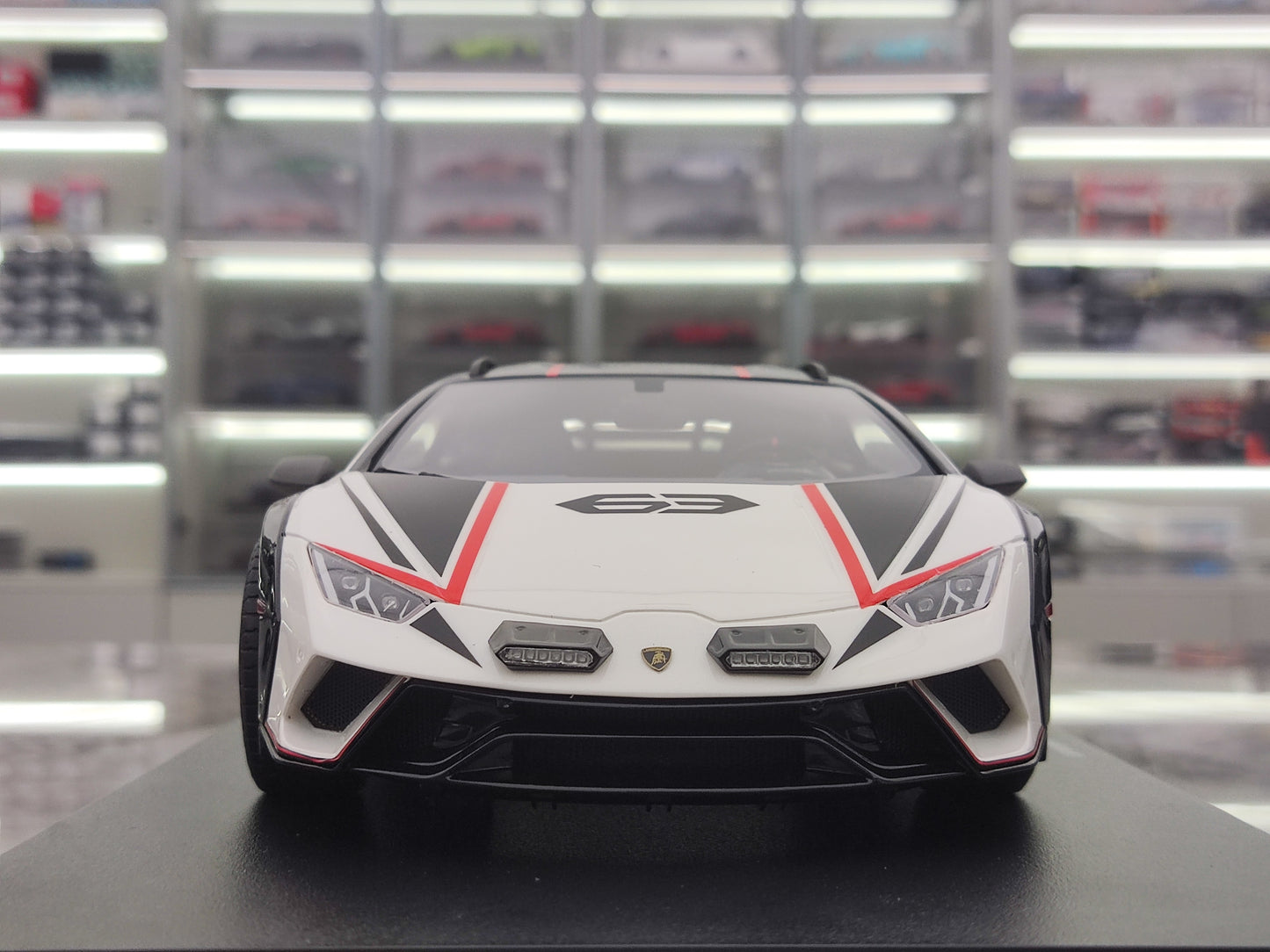 TOPSPEED 1/18 Lamborghini Huracan Sterrato White Car Model TS0610