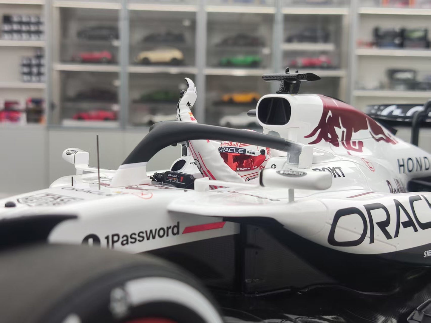 Spark 1/12 Oracle Red Bull F1 RB21 2025 Japan Grand Prix Victory No. 1 Verstappen White