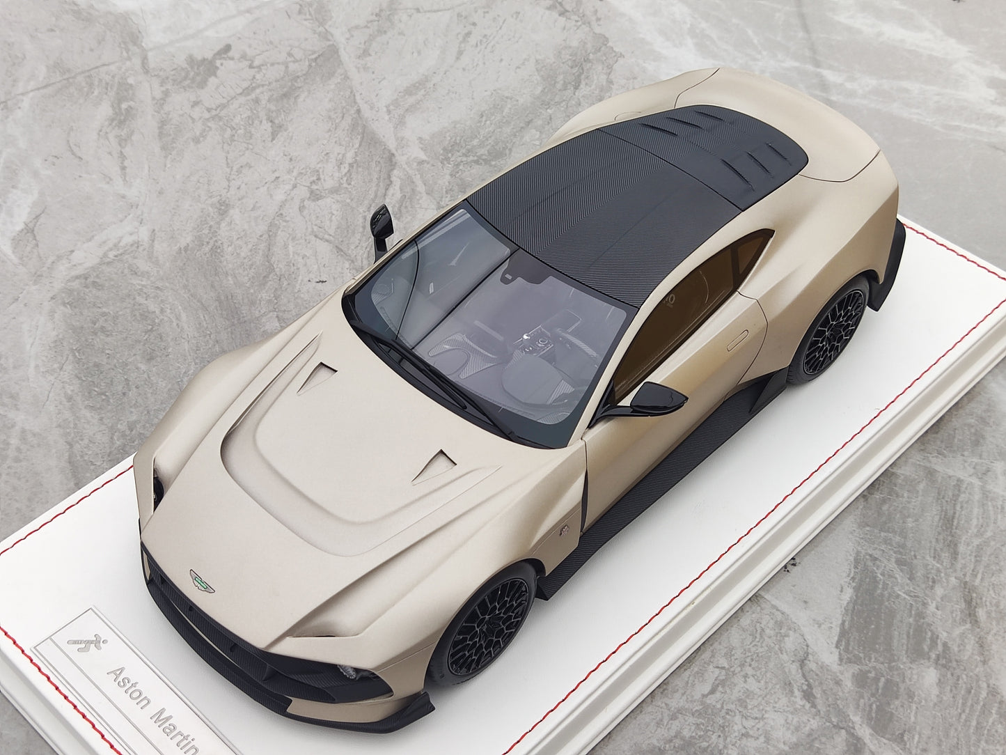 RUNNER 1/18 Aston Martin Valour Simulation Model Car