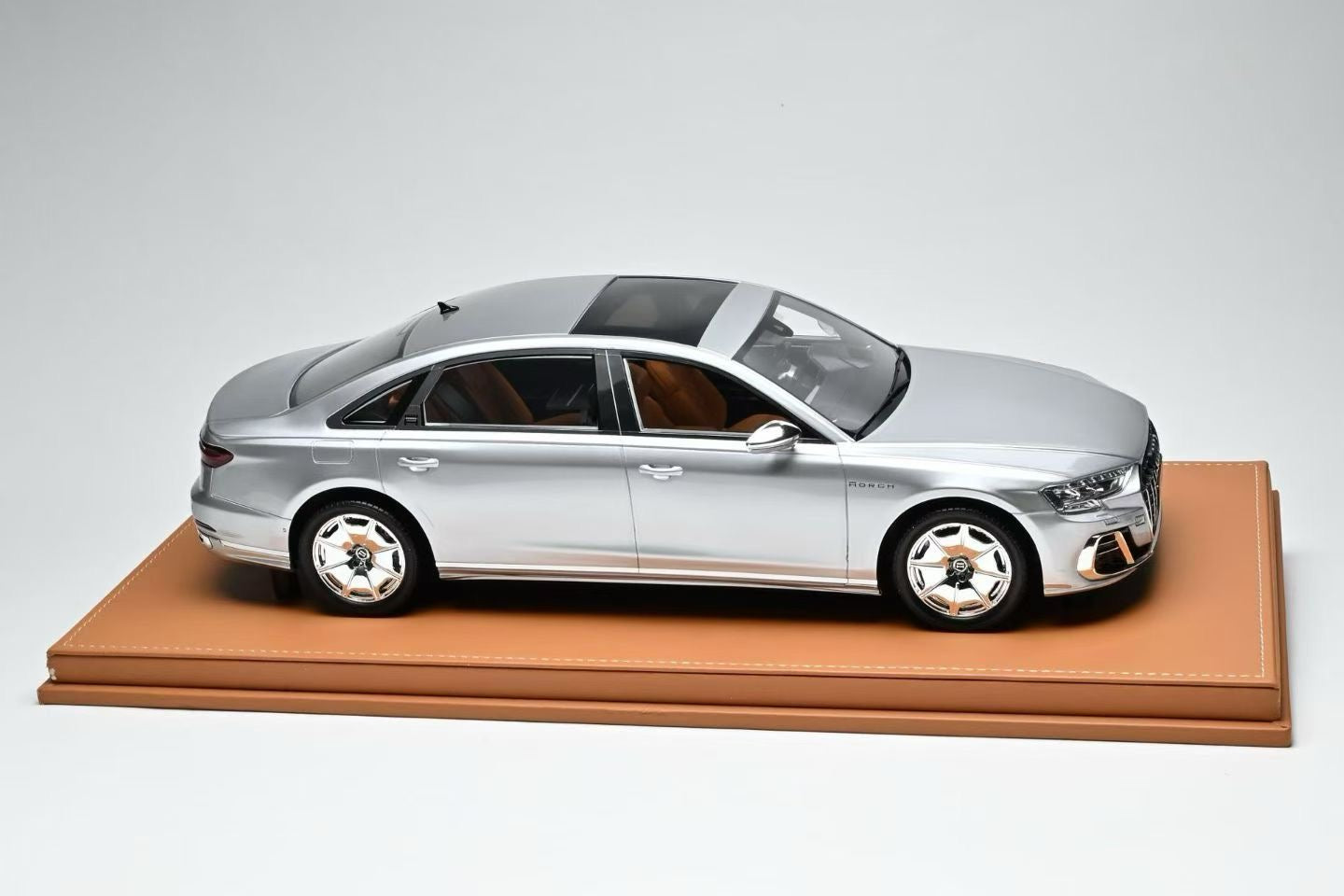 Vehicle Art 1/18 Audi A8L Horch Edition