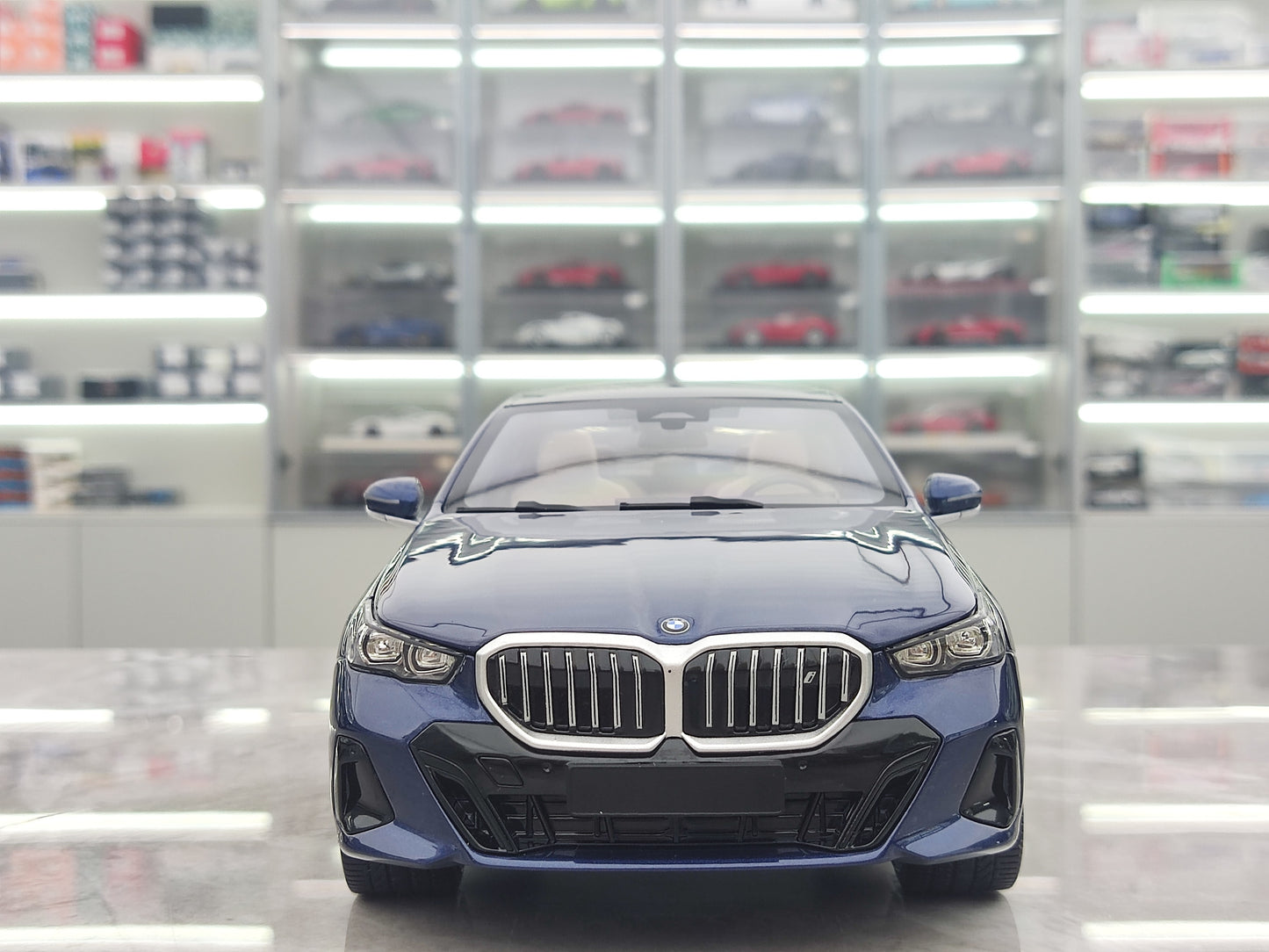 MINICHAMPS 1/18 BMW i5 Metallic Blue New Energy Vehicle Model 110023400