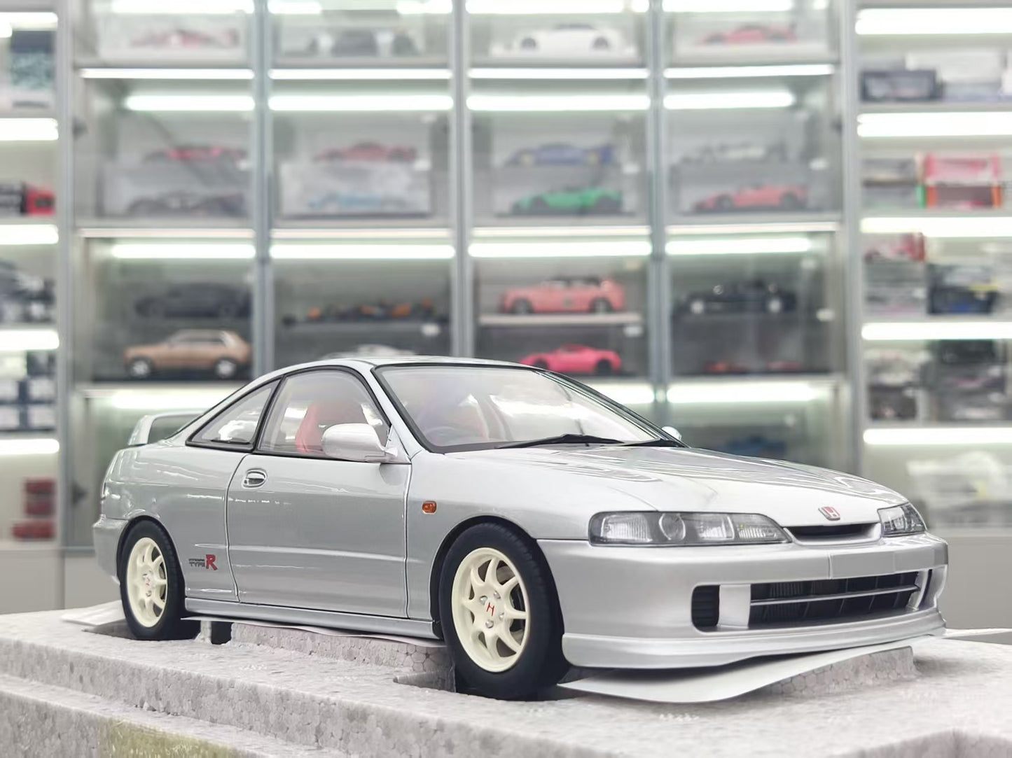 MOTORHELIX 1/18 Honda Integra Type R (DC2) Pre-Facelift Early Edition Fashion Silver MH320