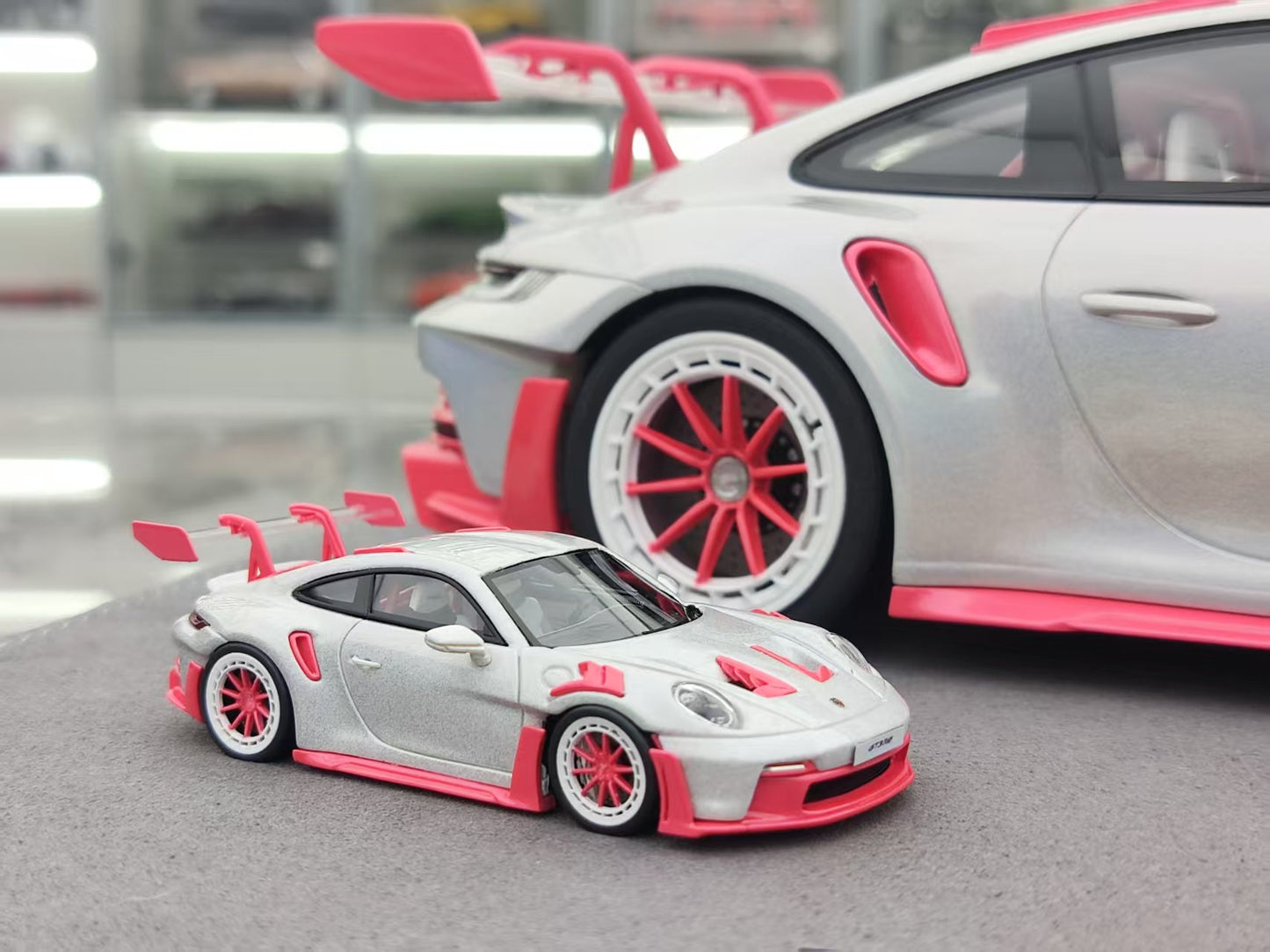 TIMOTHY&PIERRE 1/18 Porsche 911 GT3 RS Sonderwunsch Colorful White/Pink TP186