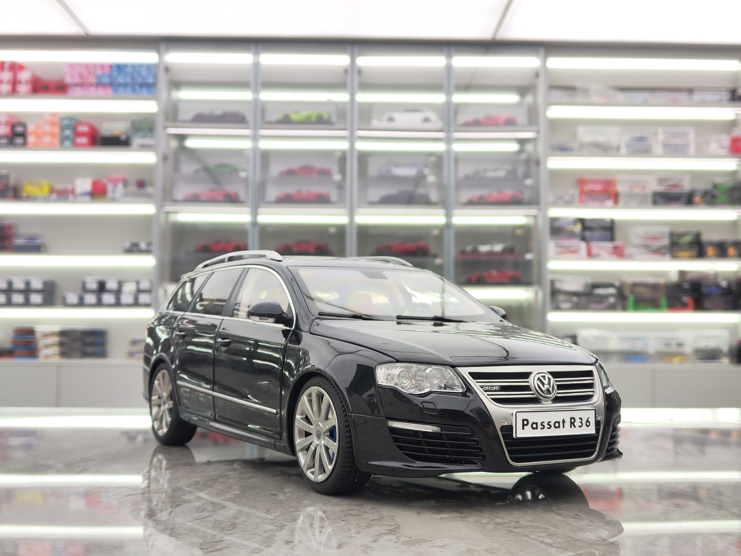 NZG 1/18 Volkswagen R36 nigra simulada aloja modelaŭto NZG013