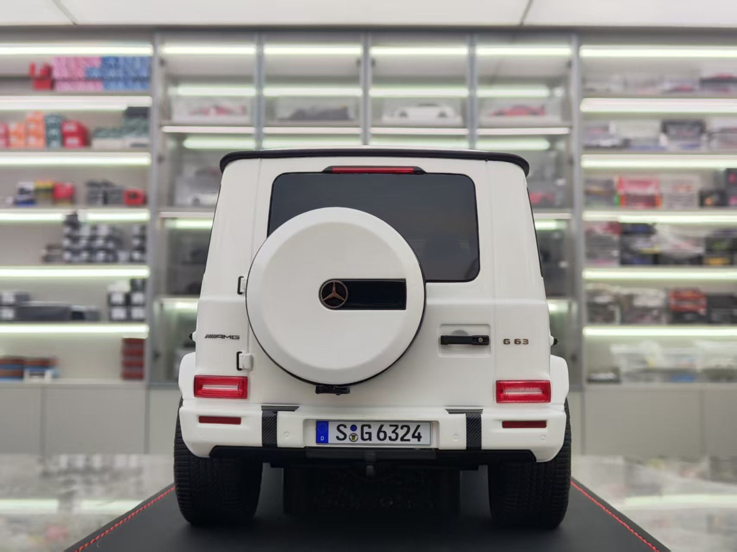 BBA MODEL 1/18 Mercedes-Benz G63 AMG White Resin Model Car BBA020