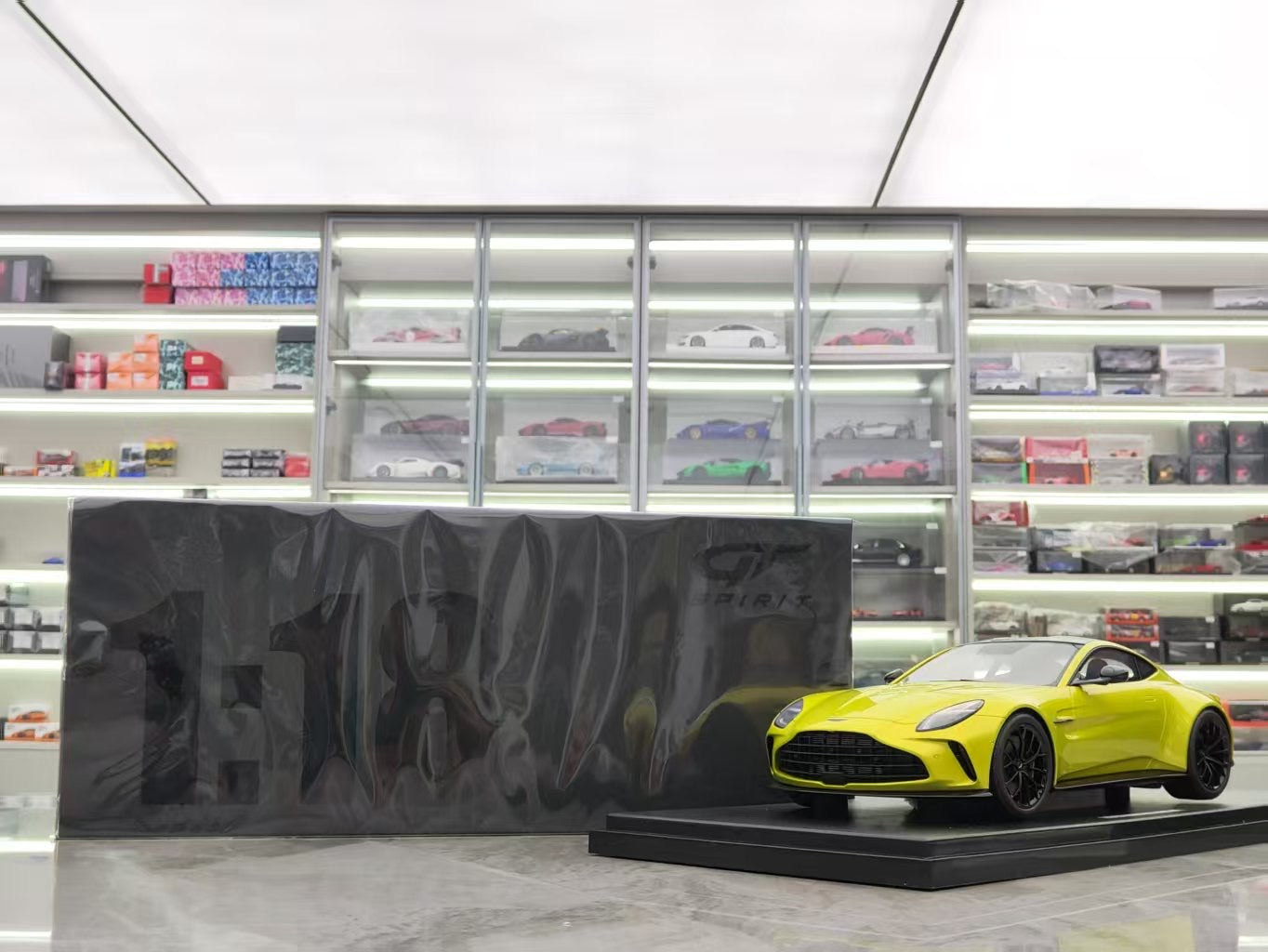 GT SPIRIT 1/18 Aston Martin Vantage Simulation Model Car GT514