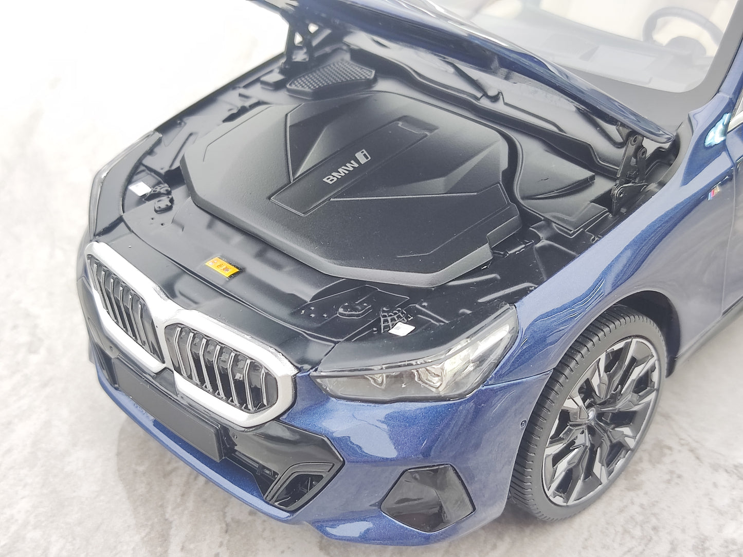 MINICHAMPS 1/18 BMW i5 Metallic Blue New Energy Vehicle Model 110023400