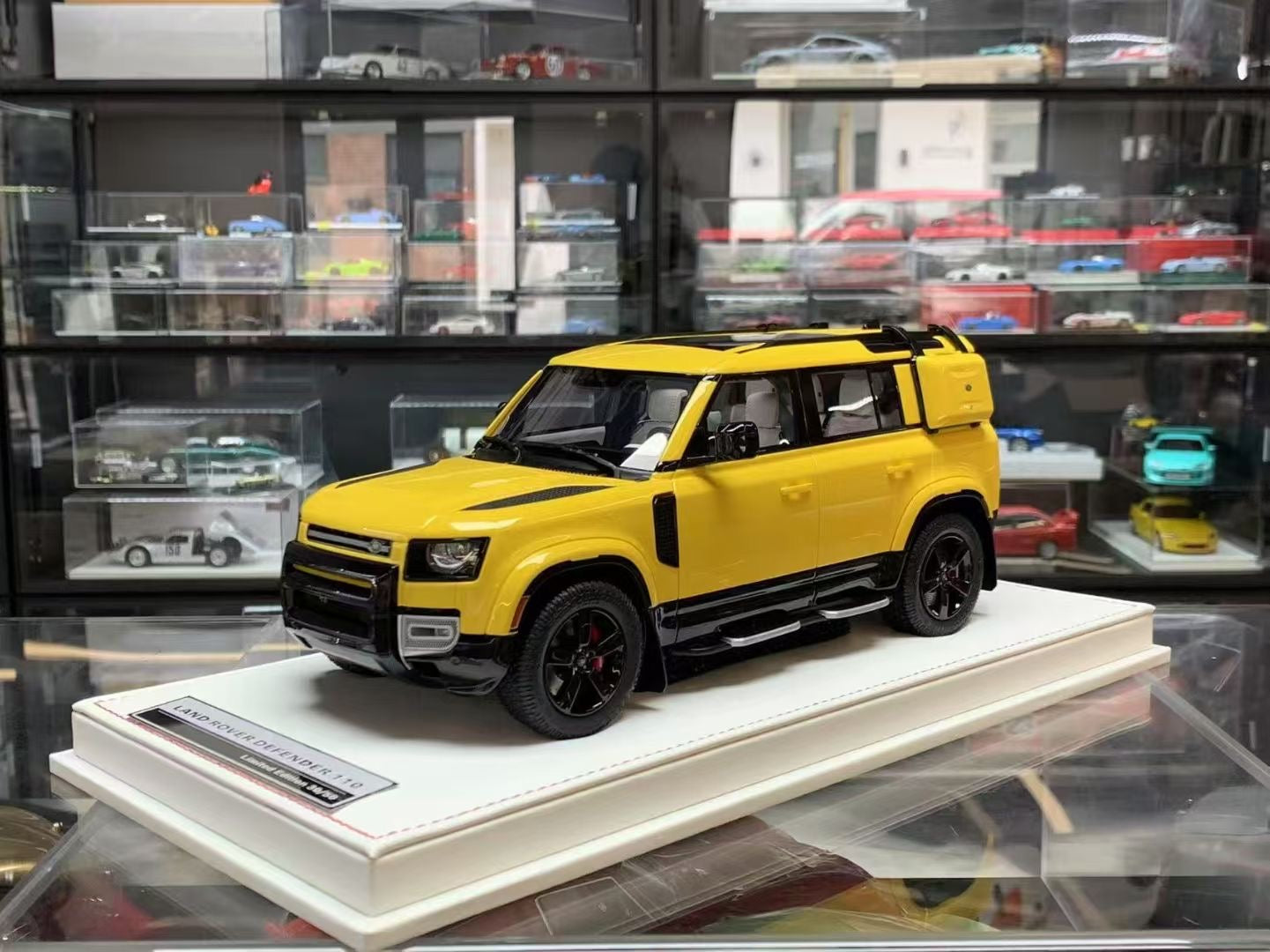 Ivy Merit 1/18 Land Rover Defender 110 Limited Edition Car Model