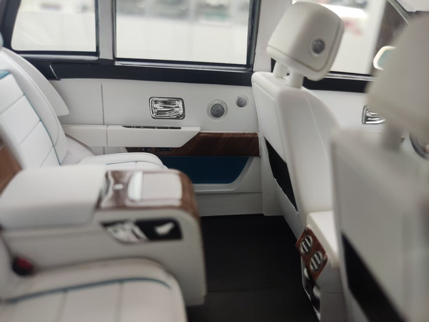 GL 1/18 Rolls-Royce Cullinan Red and White Resin Model JS-GL037