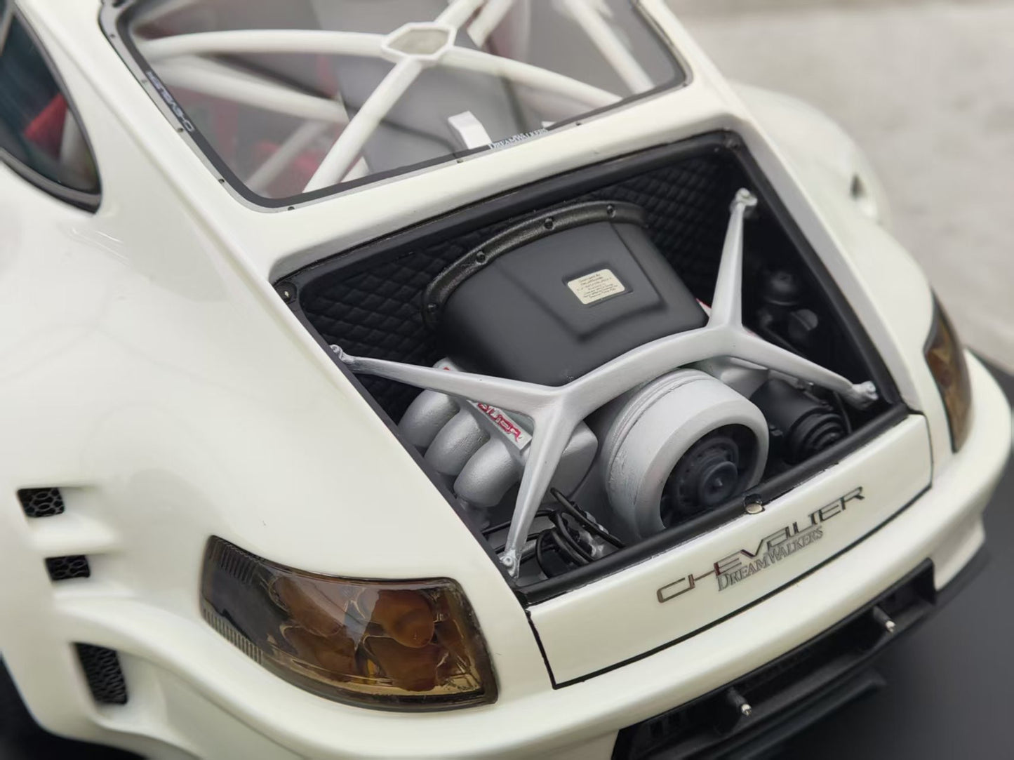 Dreamwallers 1/18 Porsche 911 Modified White Simulated Car Model C-D995-SW01