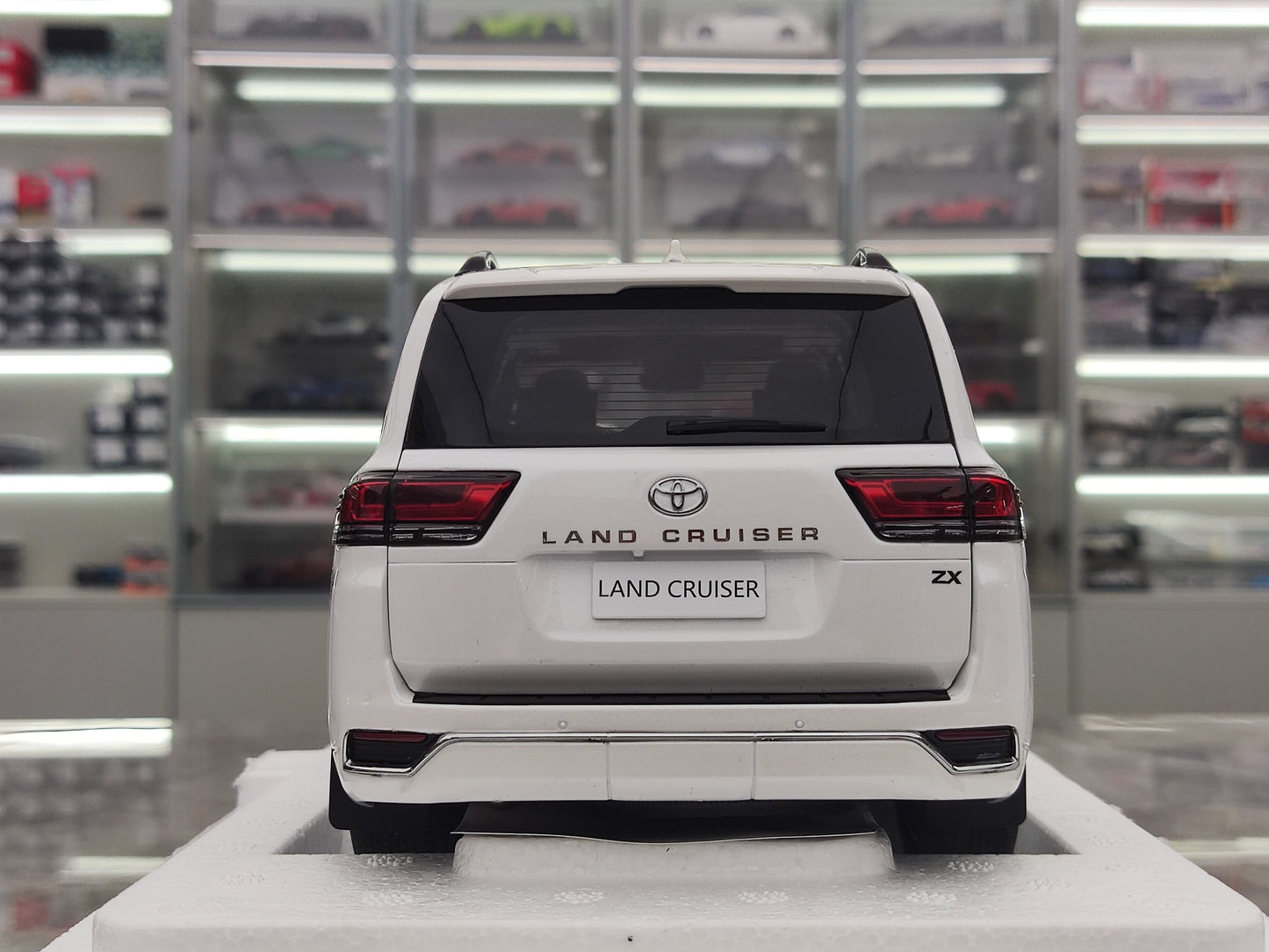 LCD 1/18 Toyota Land Cruiser LC300 ZX White Alloy Car Model LCD113